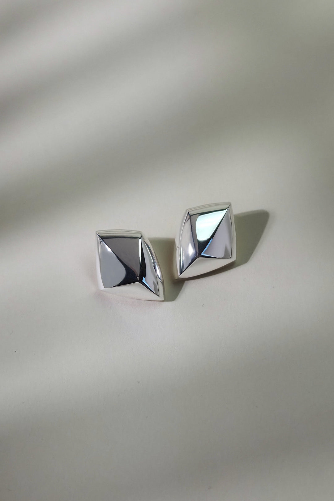 Why Structure Matters in Modern Silver Jewelry